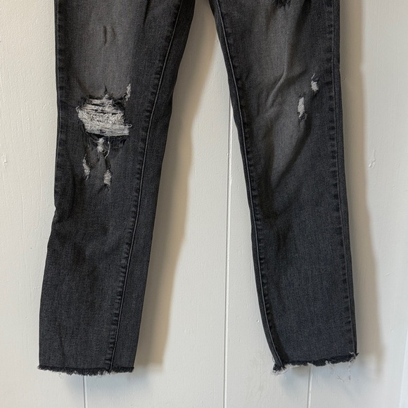 Stylish Distressed Gray Ankle Jeans - Picture 4 of 7